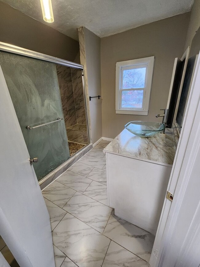 Building Photo - 3 Bedroom House for Rent on W 25th - MOVE IN READY AND CLEAN