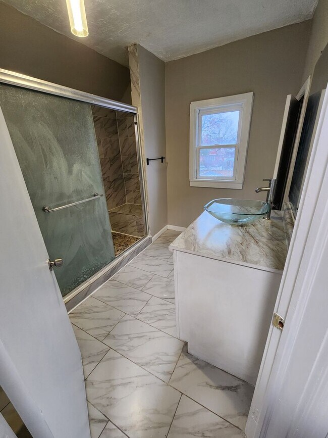 Foto del edificio - 3 Bedroom House for Rent on W 25th - MOVE IN READY AND CLEAN