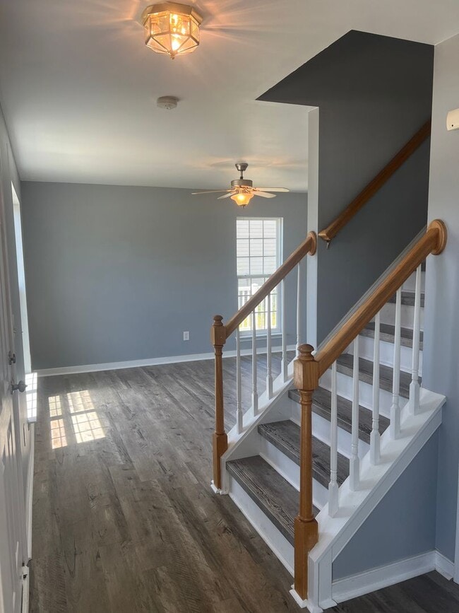 Building Photo - This Large 4Bdrm, 2.5bths house is located...