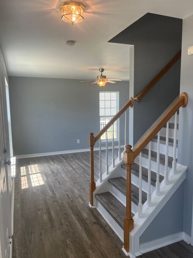 Foto del edificio - This Large 4Bdrm, 2.5bths house is located...