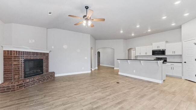 Foto del edificio - "Spacious 4-Bed Gem with Granite Elegance & Cozy Fireplace in Bentonville!"