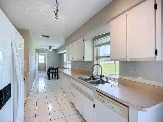 Building Photo - 25075 Palisade Rd