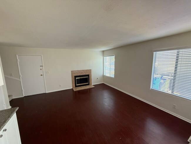 Building Photo - 3 Bedroom townhome for Rent in Canyon Coun...