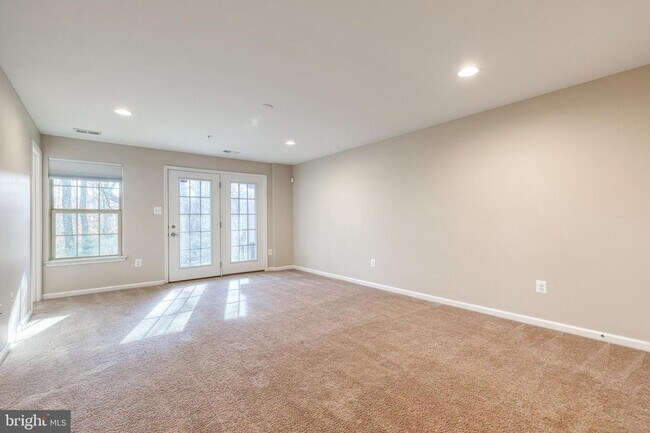 Building Photo - Stunning 3bd 3.5bth, rarely available home...