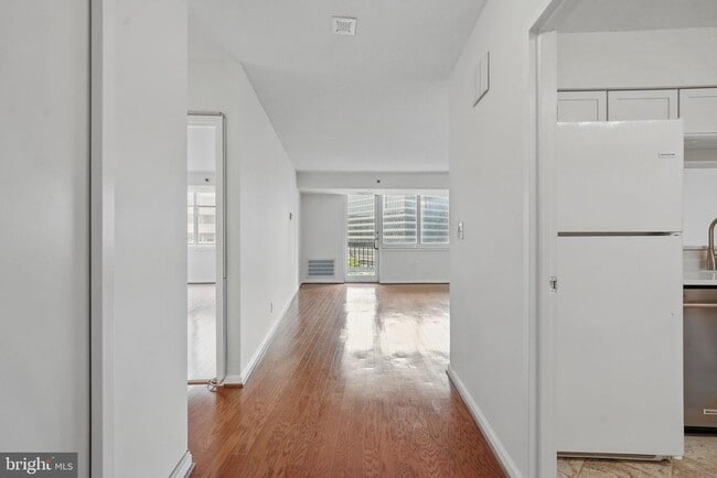 Building Photo - 1805 Crystal Dr