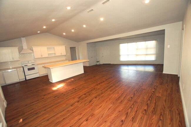 Building Photo - Great 3 Bedroom 2 Bath Located Near Texas ...