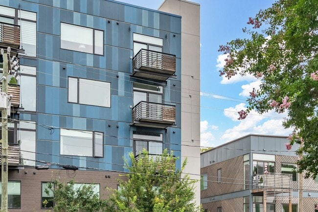 Building Photo - Studio Condo Downtown Durham Available: Now
