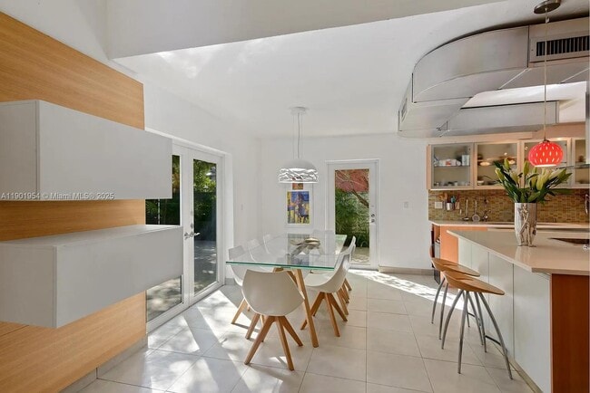 Building Photo - 3176 Mary St