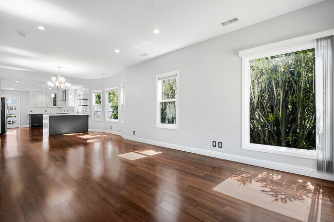 Foto del edificio - 12324 Mitchell Ave