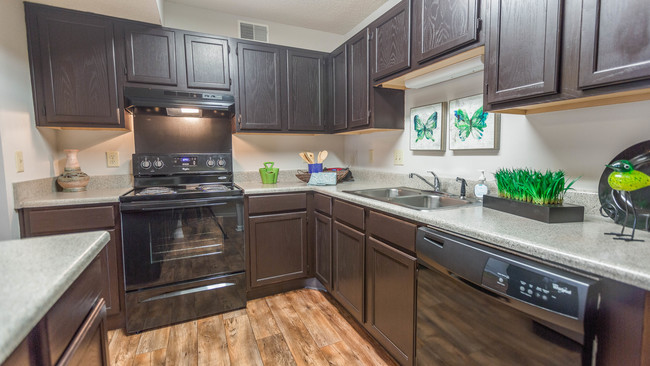 Cocina elegante - Northfield Commons Apartments