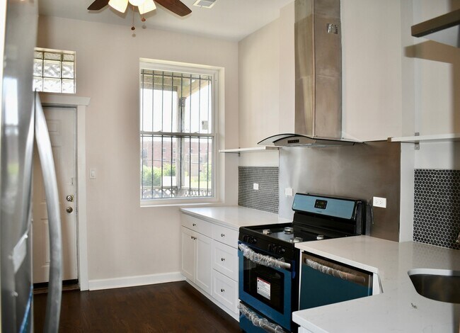 Foto del edificio - 867 E Pershing Rd