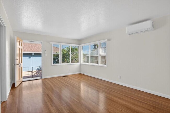 Building Photo - $2,800 /Month Beautiful 1 Bed, 1 Bath Single Story Centrally located in Petaluma!