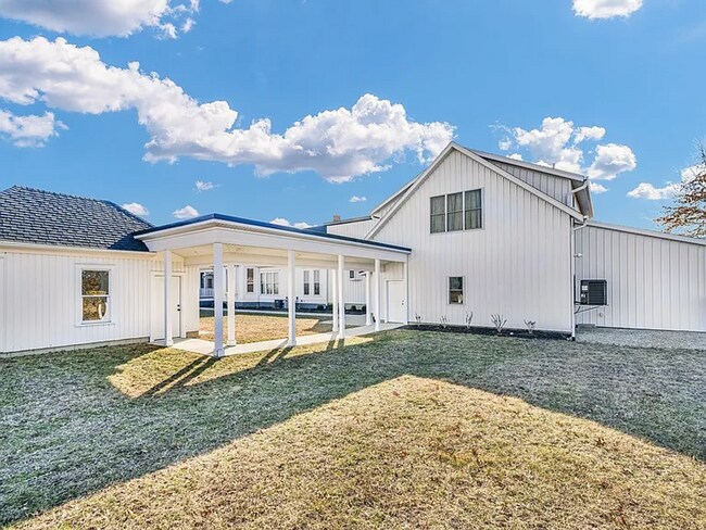 Foto del edificio - NEW LISTING-5 bedroom, 3 bathroom farmhouse-DeLand, Illinois