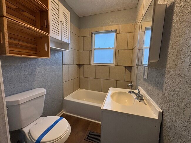 Foto del edificio - Charming 4BR 1BA Home w/ Wide Yard in Independence