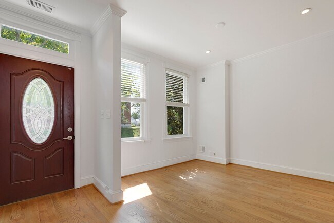 Foto del edificio - 769 Kenyon St NW