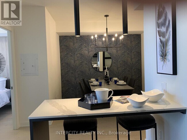 Building Photo - 330 Richmond St W