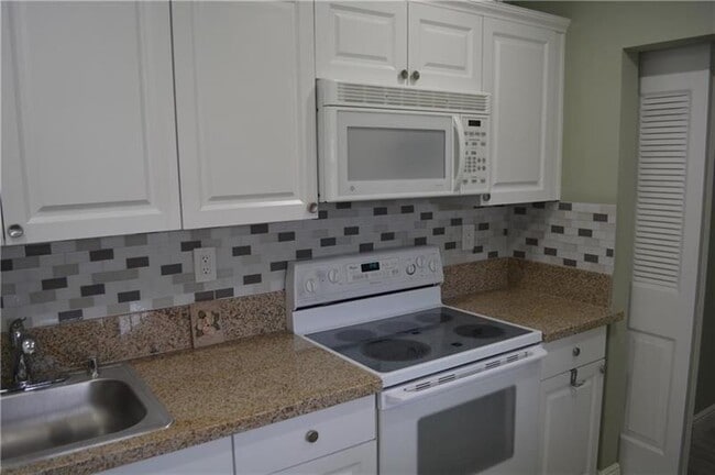Building Photo - 2710 Riverside Dr