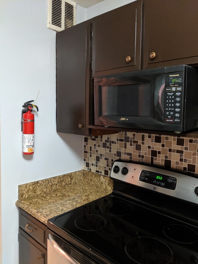 Range and Microwave - 5455 N Sheridan Rd