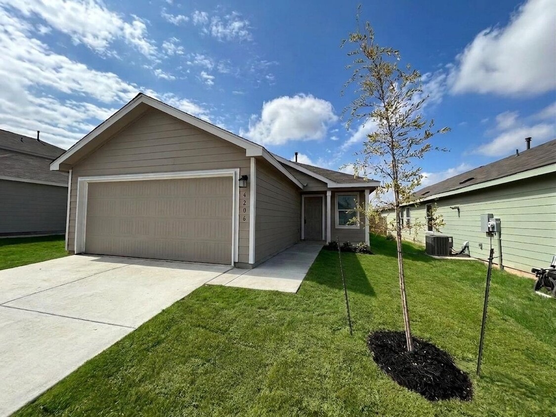 *MOVE IN SPECIAL* 3BD/2BA with Washer/Dryer Included – Fenced Yard, Garage & Community Pool! - 3BD/2BA with Washer/Dryer Included – Fenced Yard, Garage & Community Pool!
