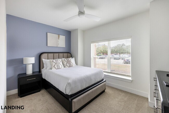 Building Photo - 20050 Oak Rd E