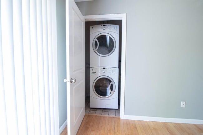 Building Photo - 835 Grand Ave NE