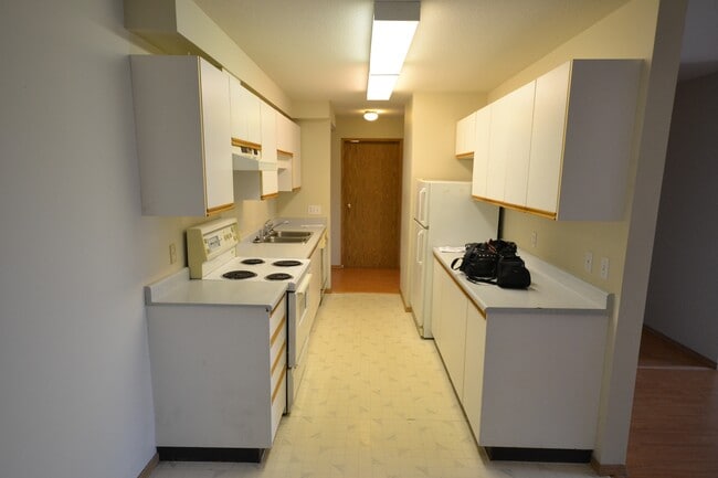 Building Photo - 7694-7694 Evans Rd