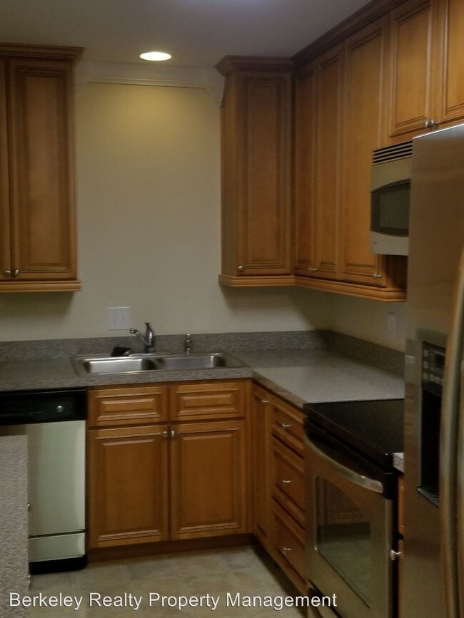 Building Photo - 221 Woodmere Dr
