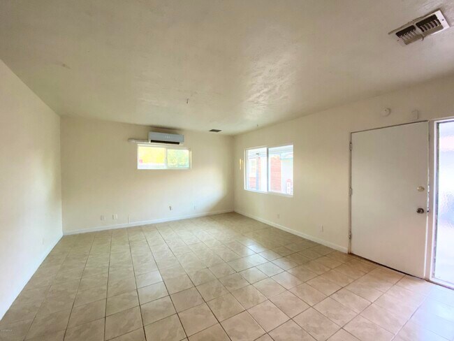 Building Photo - 1442 E Diamond St