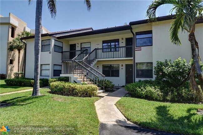 Foto del edificio - 4880 Lucerne Lakes Blvd W