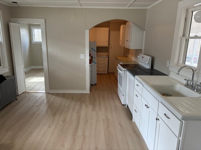 Kitchen - 995 Western Ave