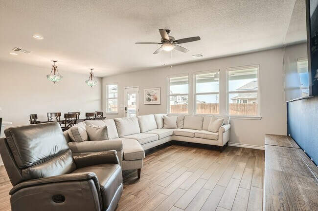 Building Photo - 1601 Denesa Dr