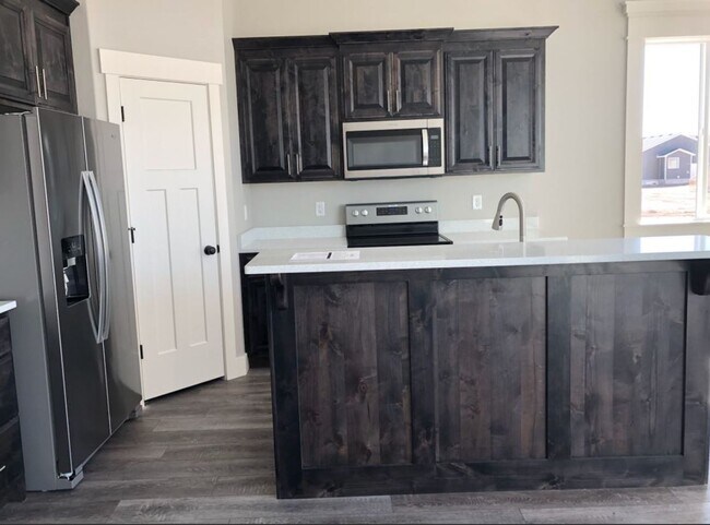 Building Photo - PLEASE CALL TYE @ 208-313-6062 with ANY QU...
