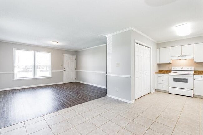 Building Photo - 211 Fox Run Dr