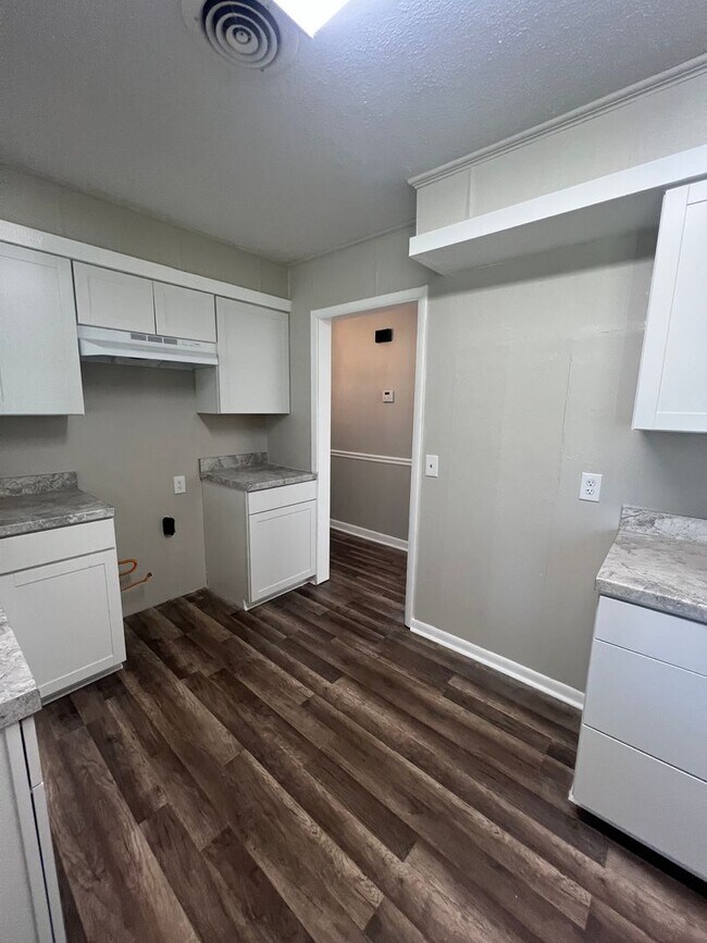 Foto del edificio - 6122 Southridge Dr