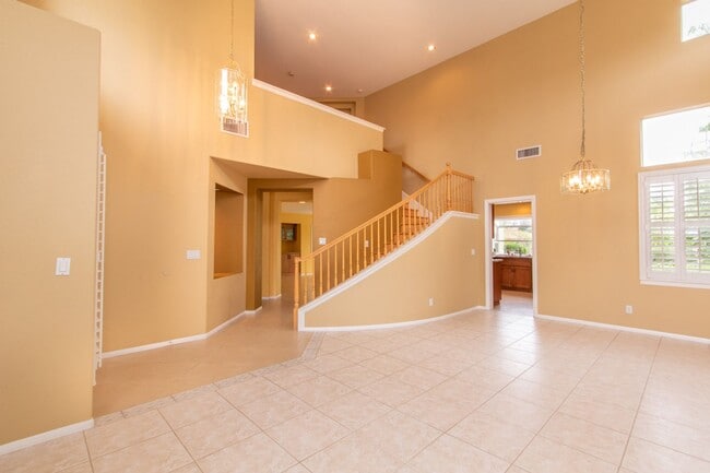 Building Photo - Beautiful + Spacious 4 bedroom/3 bath/3 Ca...