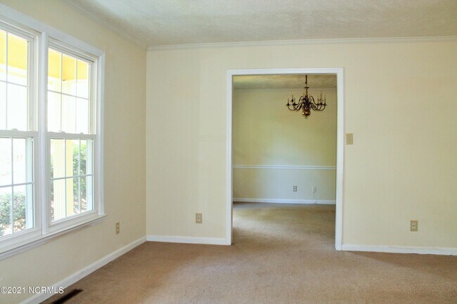 Building Photo - 315 Stoneyfield Dr