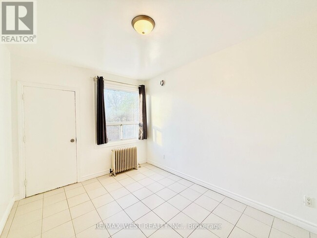 Building Photo - 4L-672-676 SHEPPARD Ave
