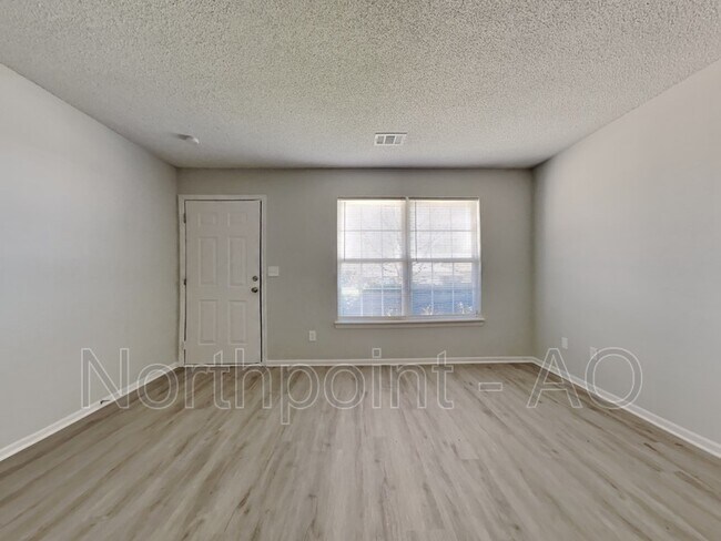 Foto del edificio - 301 NW Woodbury Dr