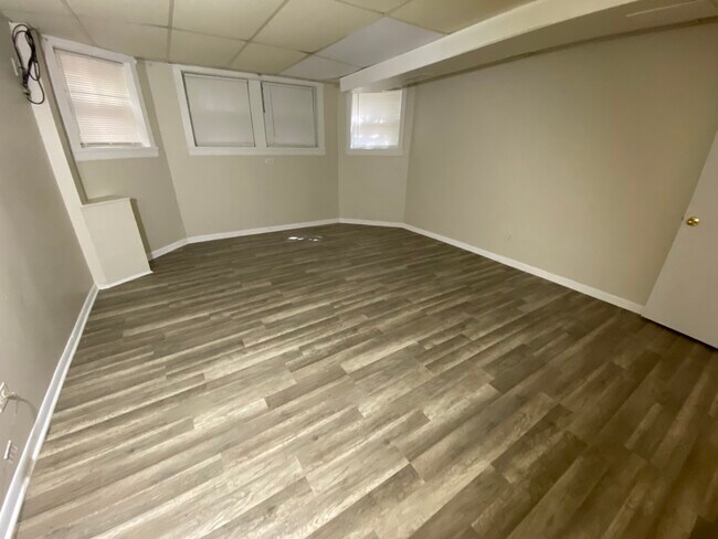 Bedroom - 5710 N Rockwell St