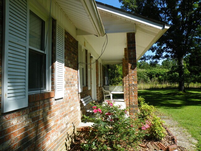 Foto del edificio - Coming Soon! Lovely Brick House for Rent/ ...