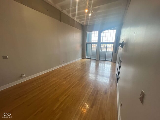 Building Photo - 611 N Park Ave