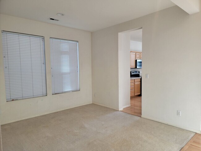 Building Photo - 4 bedroom 2.5 bath Newly updated home in F...