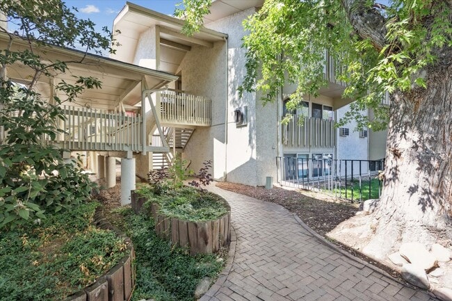 Building Photo - Pre-Lease Aug 2025 Remodeled 2 Bedroom 1 B...