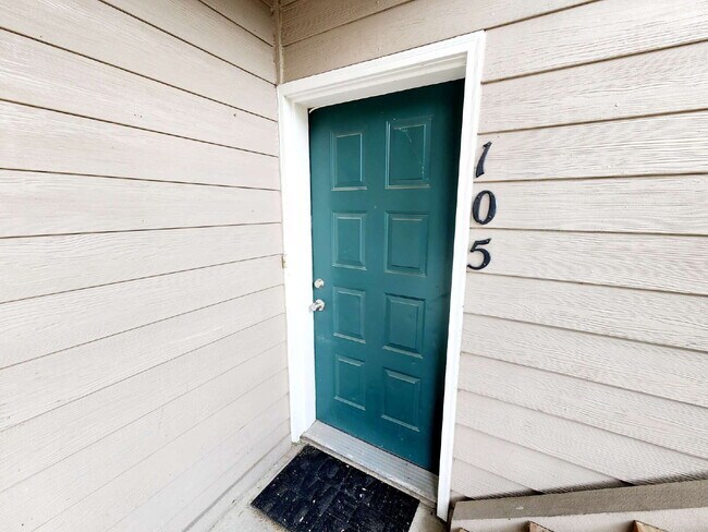 Foto del edificio - PRICE DROP!  Beautiful Ground Floor 2 Bed 2 Bath Condo! Sunroom!