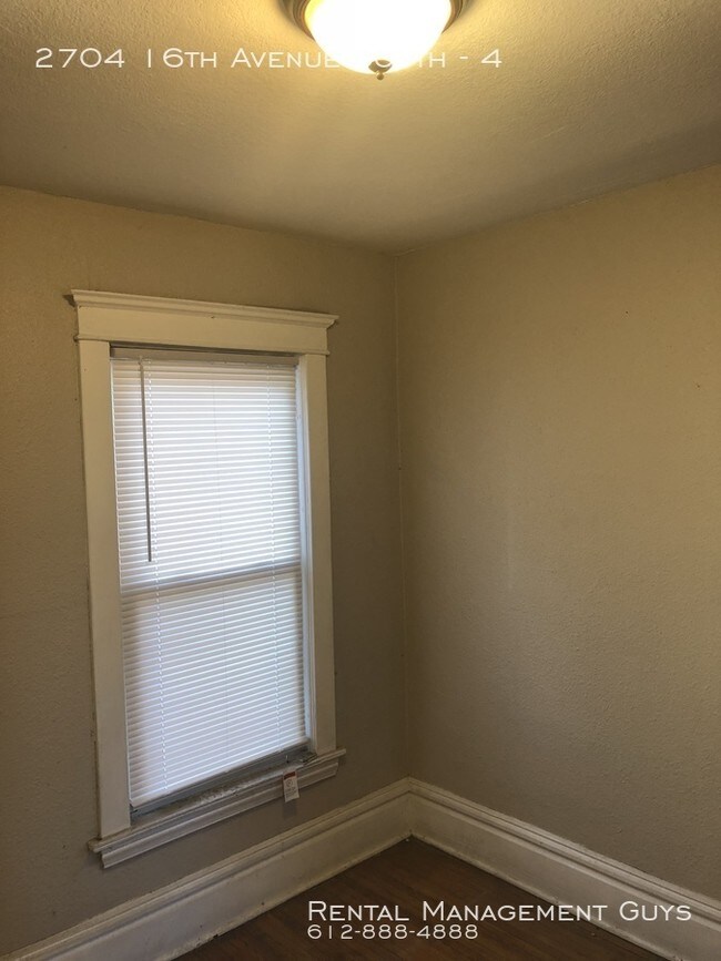 Building Photo - Huge 5 Bedroom Apartment with Balcony