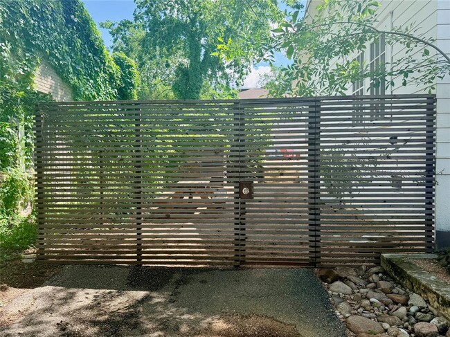 Building Photo - 305 Lockhart Dr