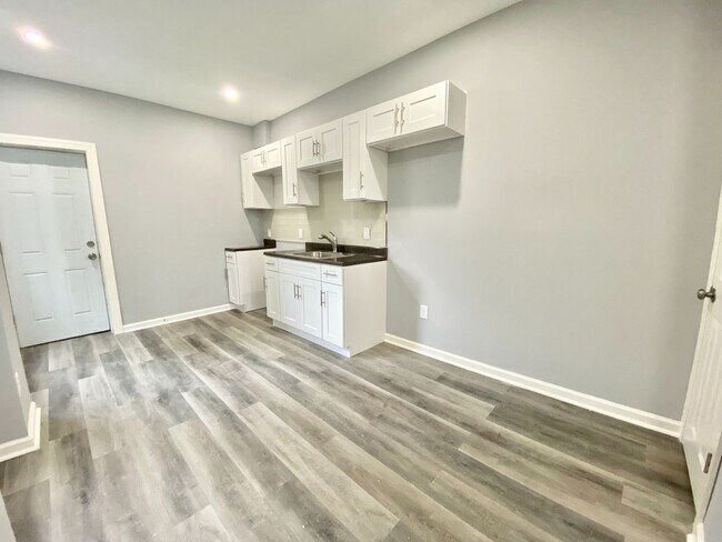 Foto del edificio - Three-Bedroom Home with a Private Back Patio