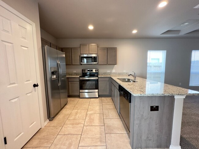 Building Photo - Charming Rent Ready Unit Available!