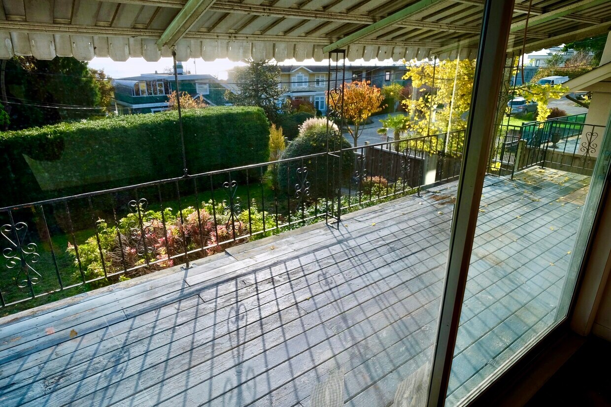 Photo du bâtiment - Charming 2 bed + Den home, view of the ocean and walking distance to beach!