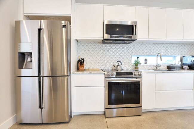 Foto del edificio - 4bd/3.5bth Perfectly Located Modern Townhouse